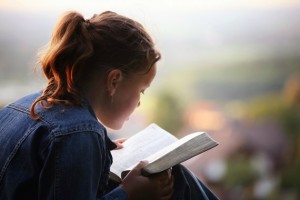 criança com a biblia