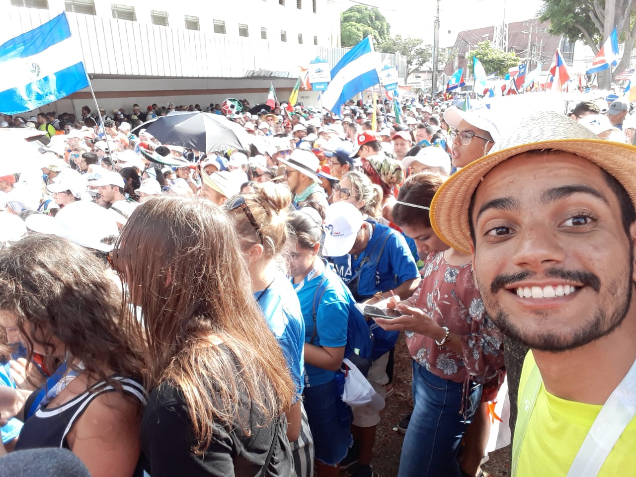 Samuel Cortêz no momento da celebração eucarística com o Papa Francisco