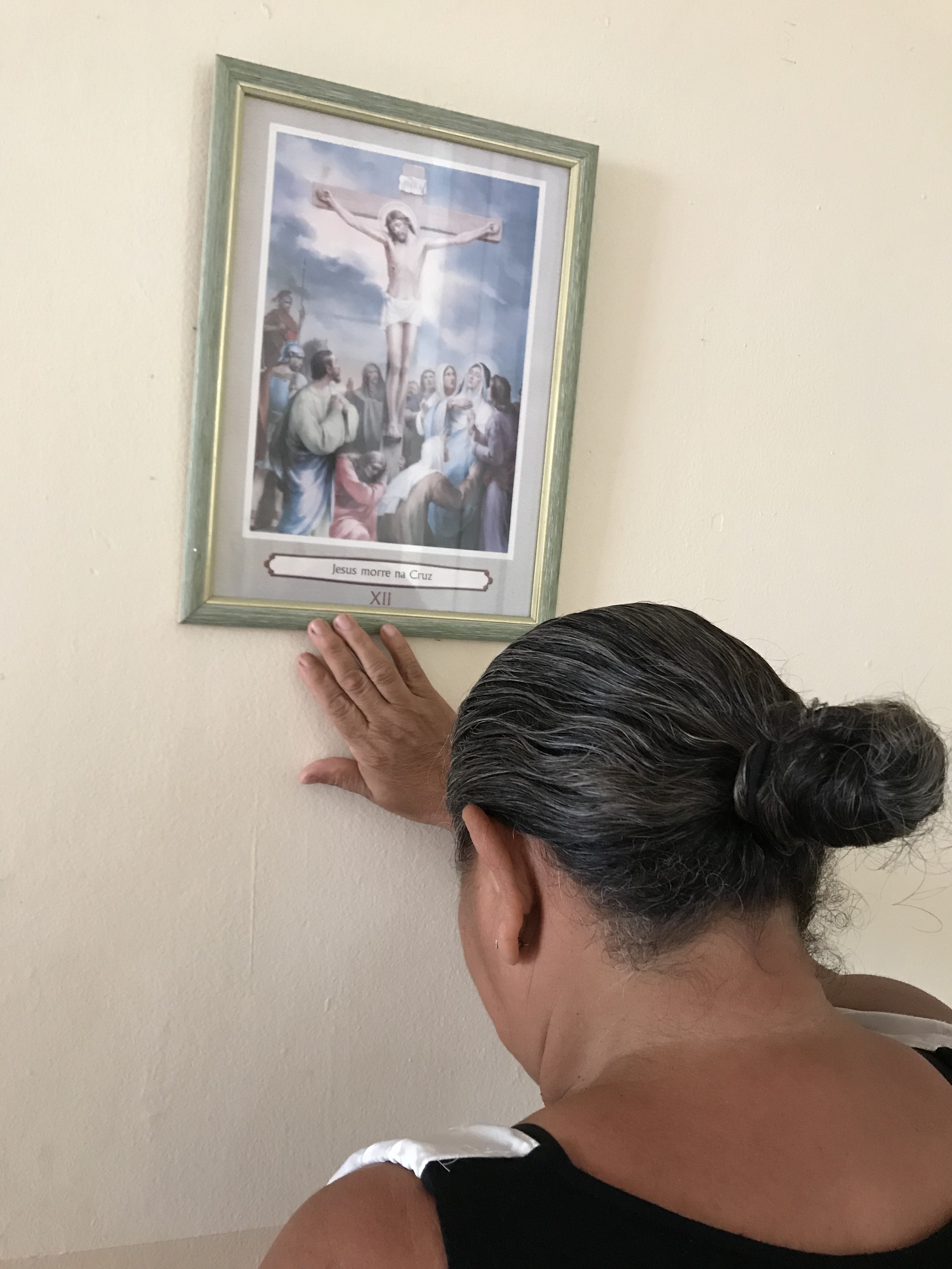 A fiel Maria do Amparo em exercício de Via Sacra na capela de São Miguel Arcanjo. 