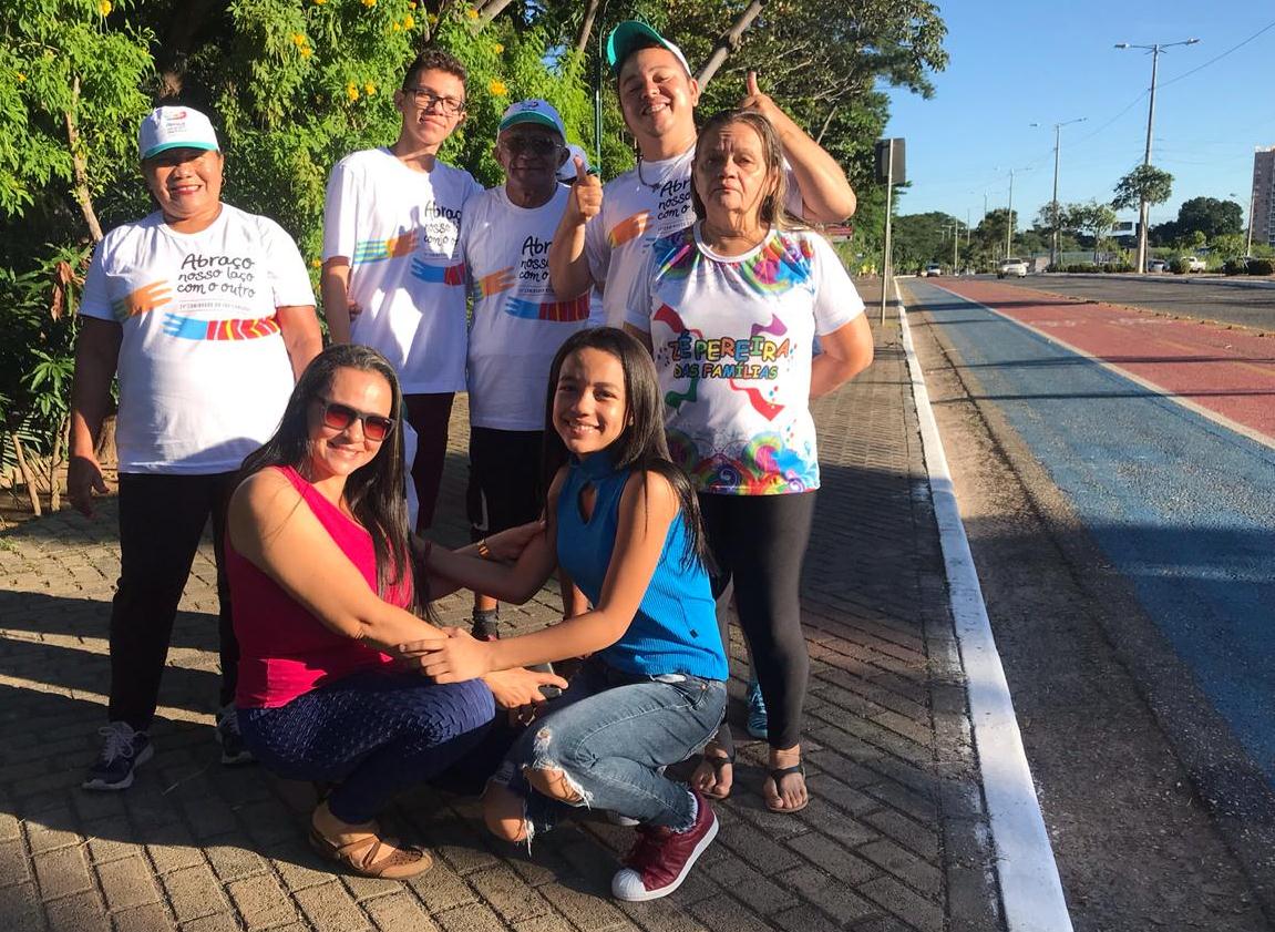 Grupo esperando o trasporte até o ponto inicial da Caminhada