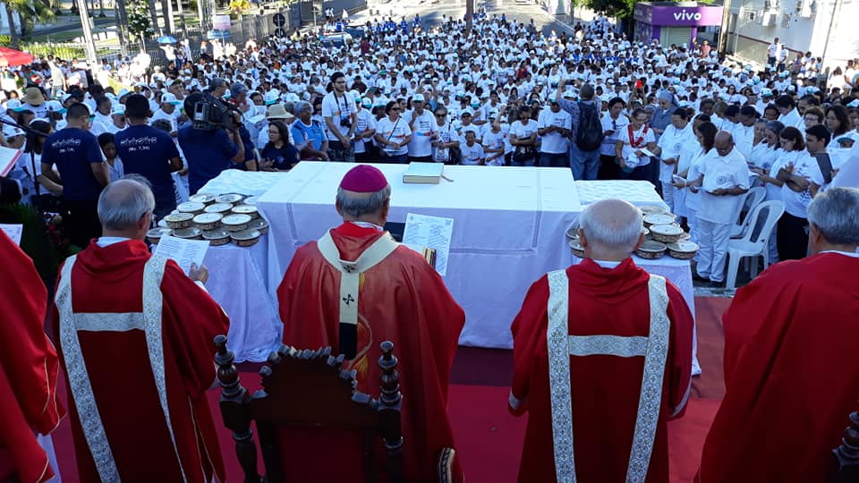 Celebração da missa no adro da São Benedito.