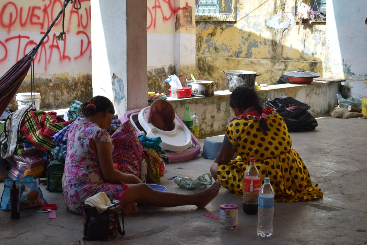 Imigrantes venezuelanos em abrigos de voluntários