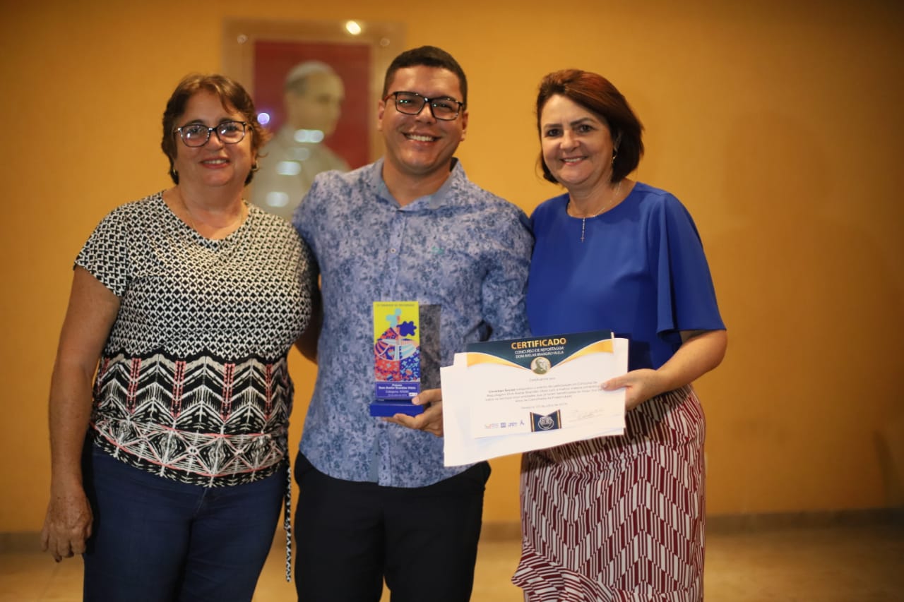 Christian recebendo a premiação pela equipe organizadora da Caminhada