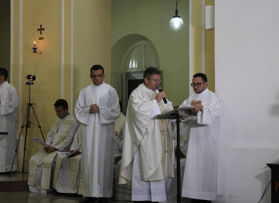 Padre Antonio Barbosa, lendo (em português) o texto que de autorização da Santa Sé para abertura do processo