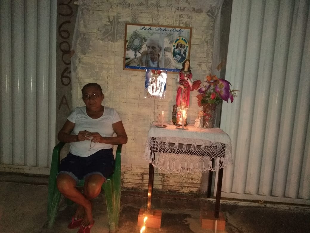 Fiéis se colocaram na porta de casa para rezar o santo terço