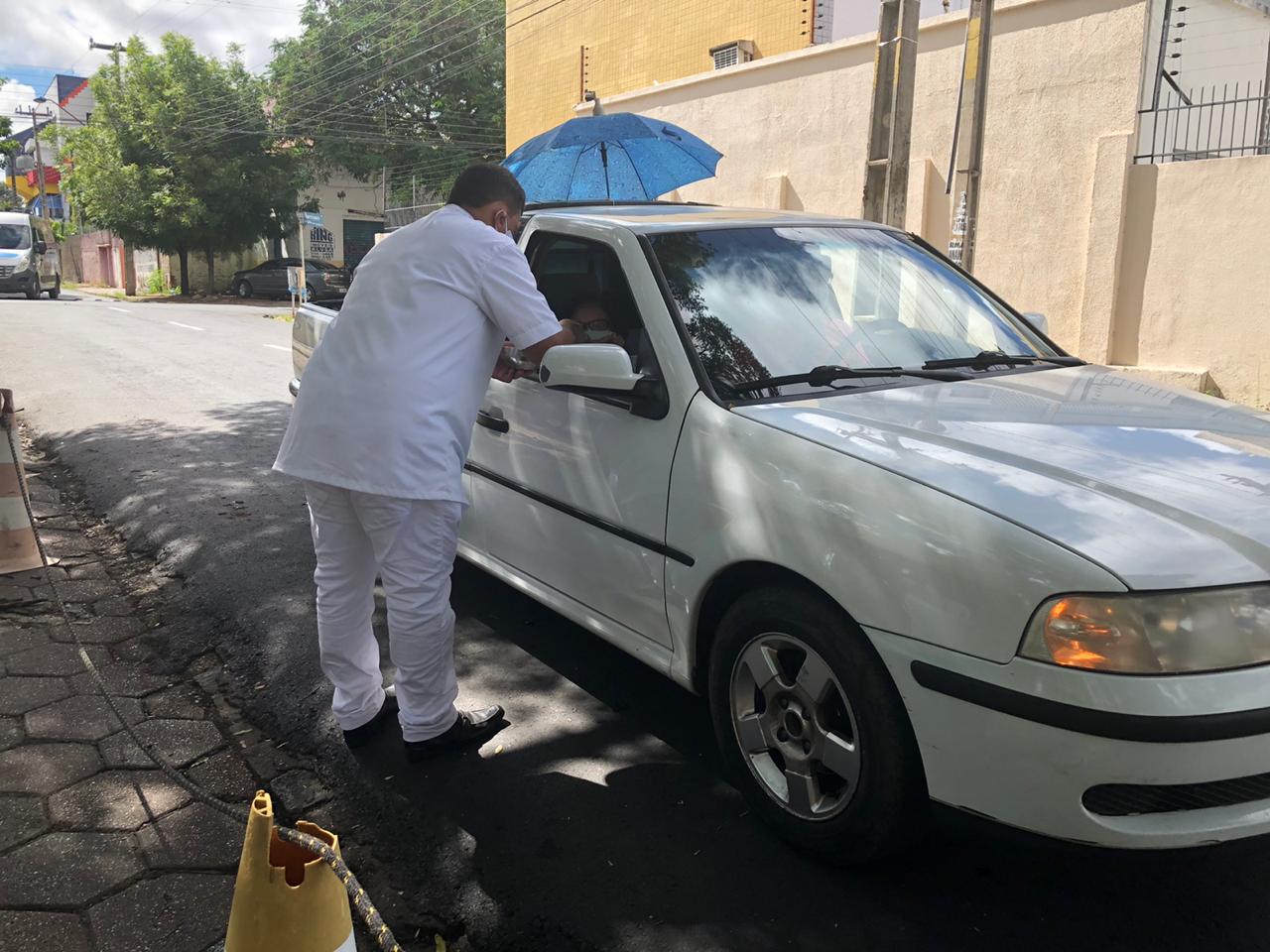 Ministros distribuindo a Eucaristia na área externa da catedral