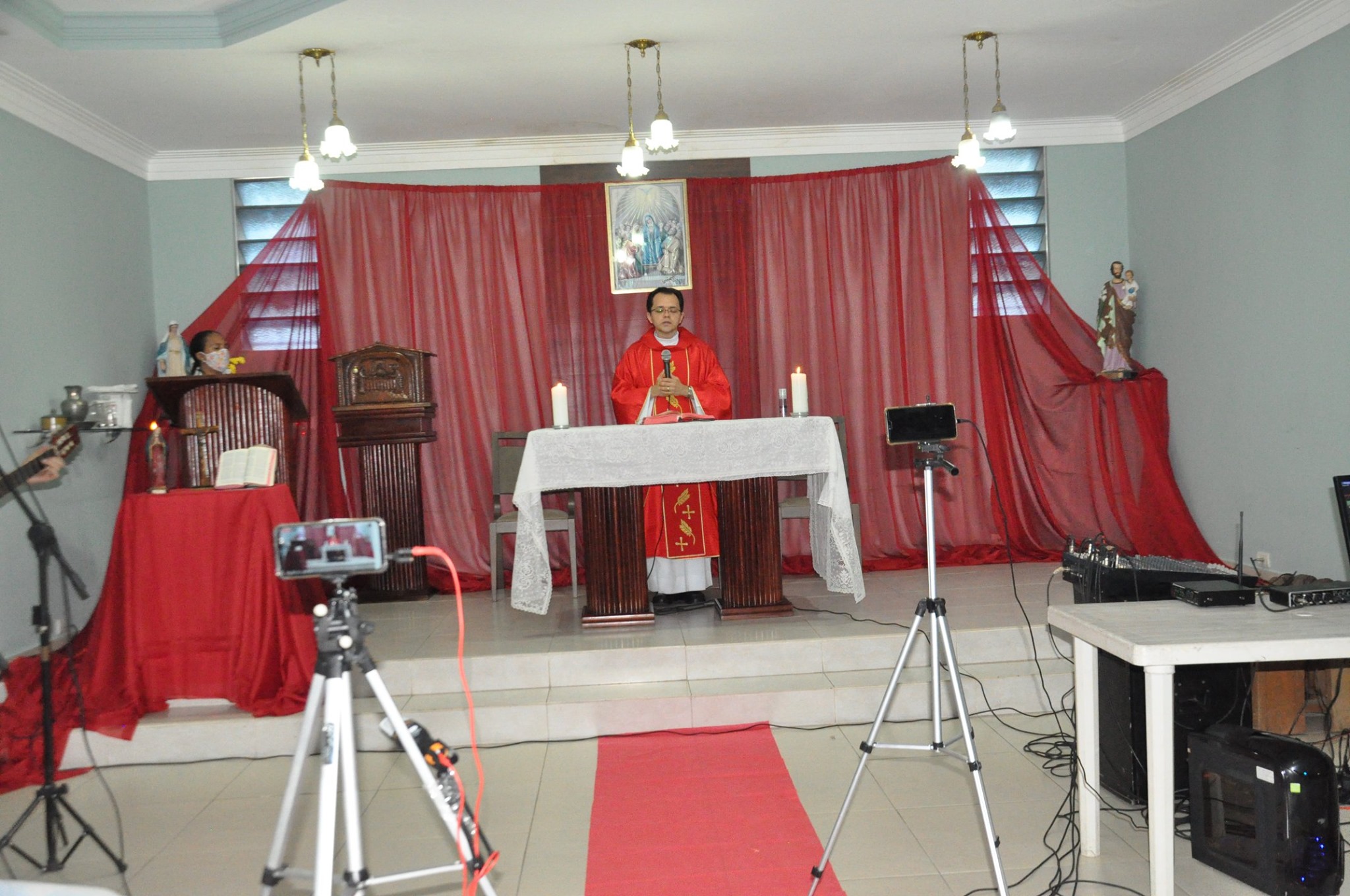 Padre Anderson celebrando a missa de Pentecostes transmitida pela RCC Teresina