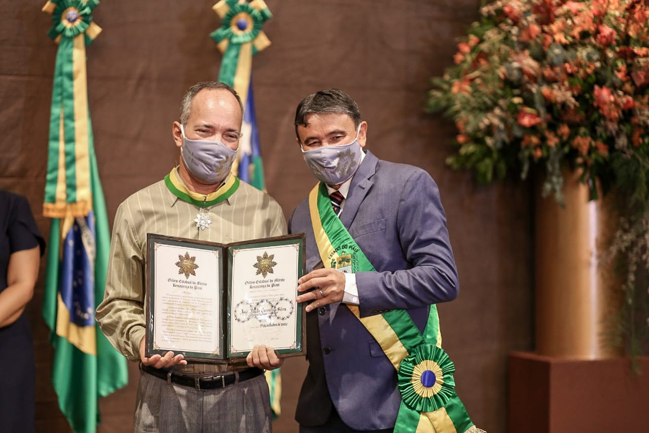 Pe. João Paulo recebendo a comenda