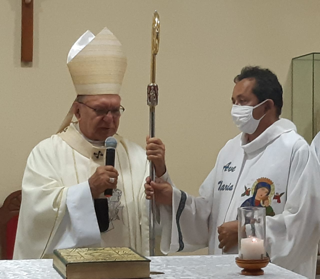 Novo Padre Redentorista ao lado do Arcebispo Dom Jacinto Brito