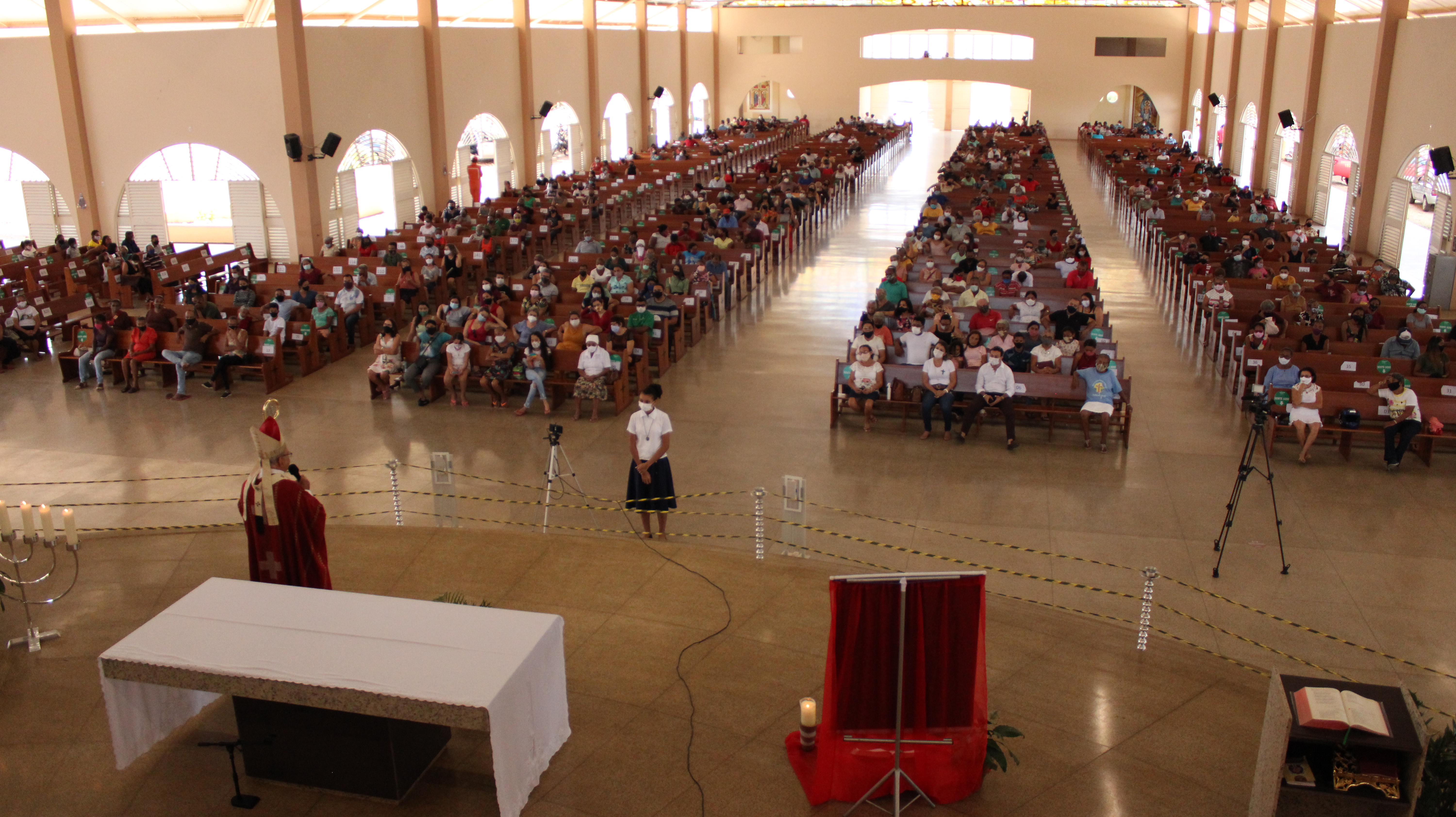 fieis participaram presencialmente da Festa da Exaltação da Santa Cruz