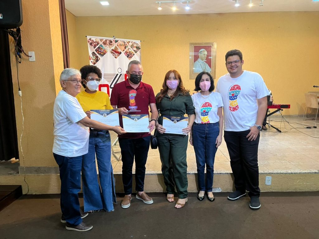 Equipe da TV Clube recebendo prêmio