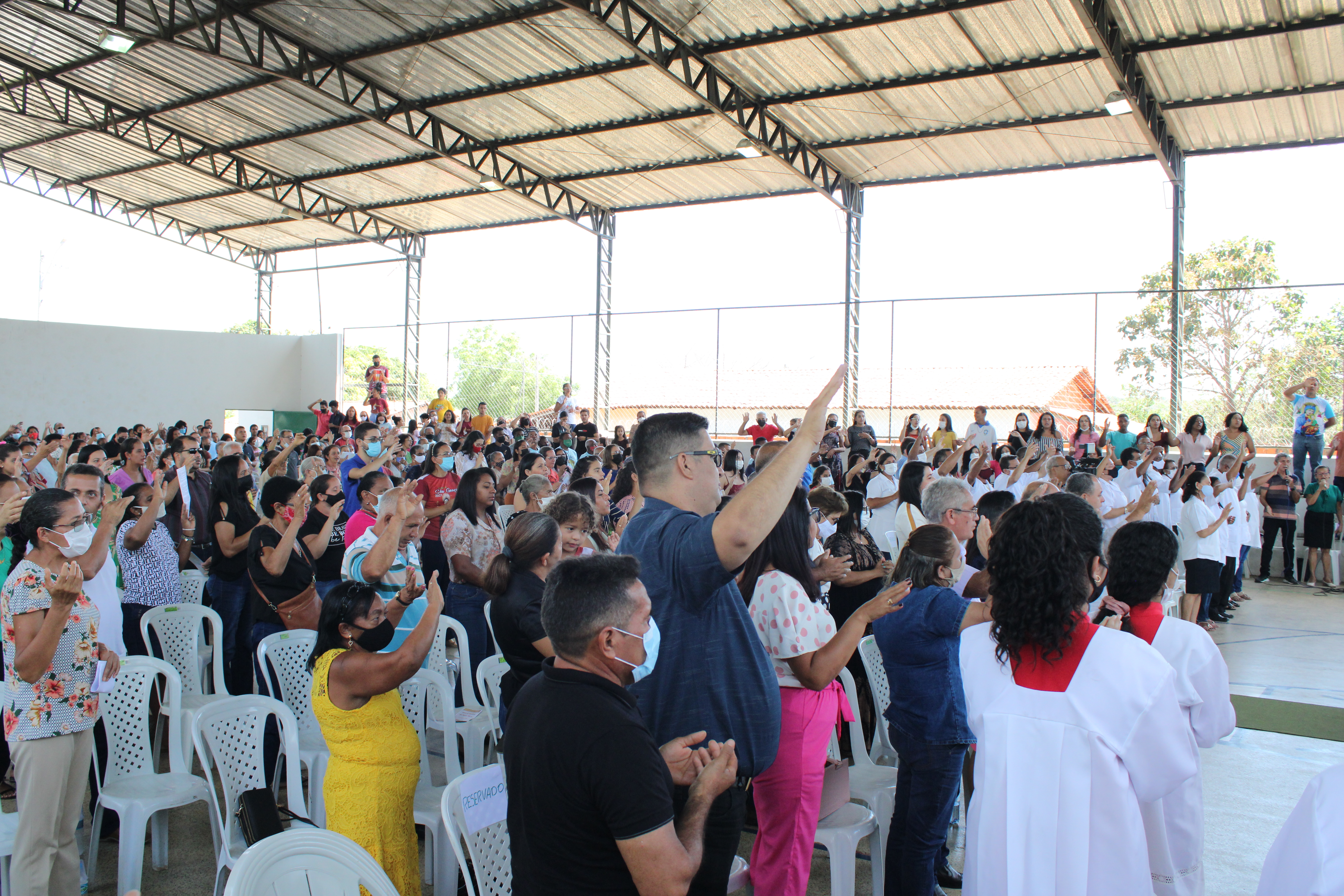 Fieis participando da celebração 