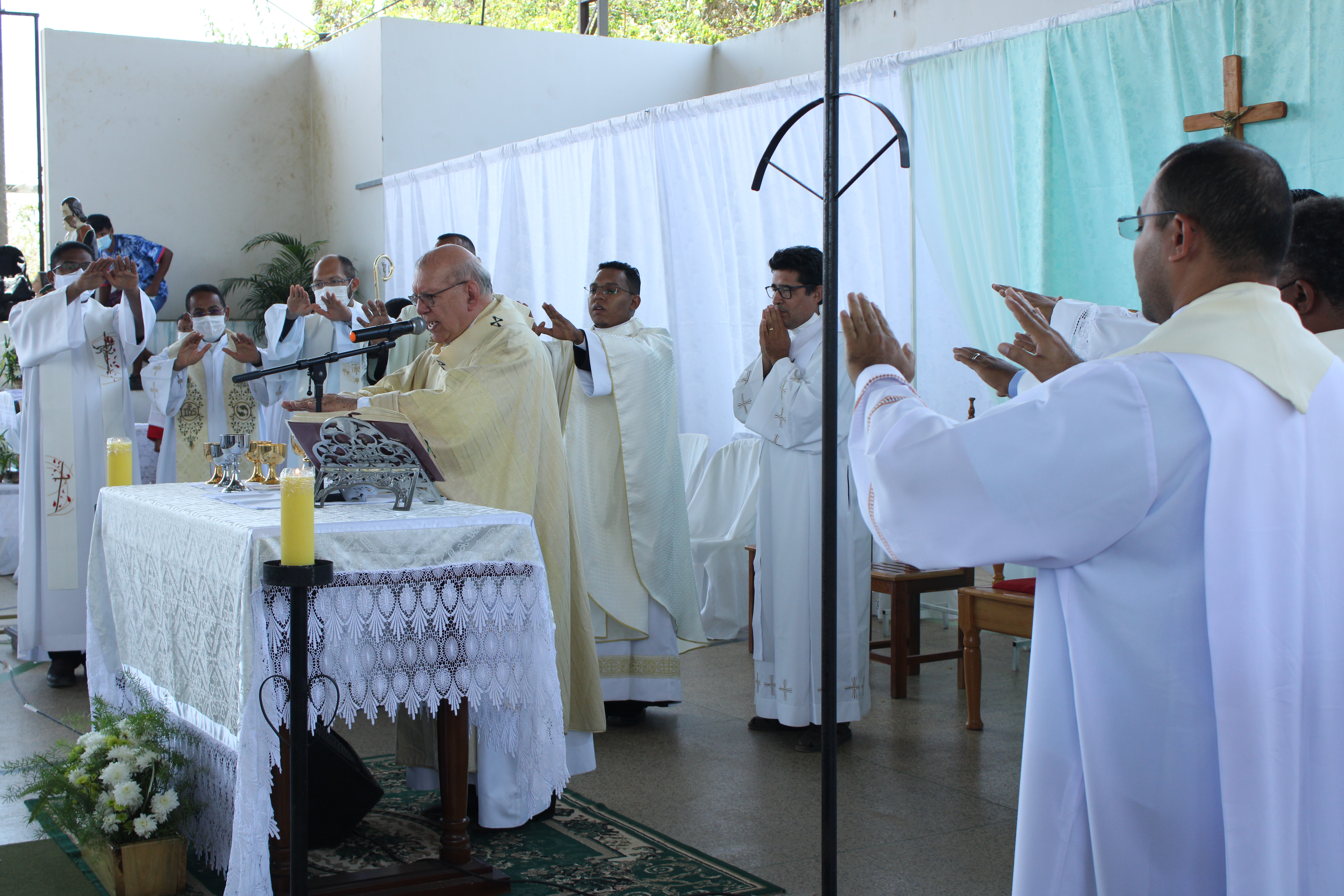 Dom Jacinto Brito presidindo a Santa Missa na Área Pastoral