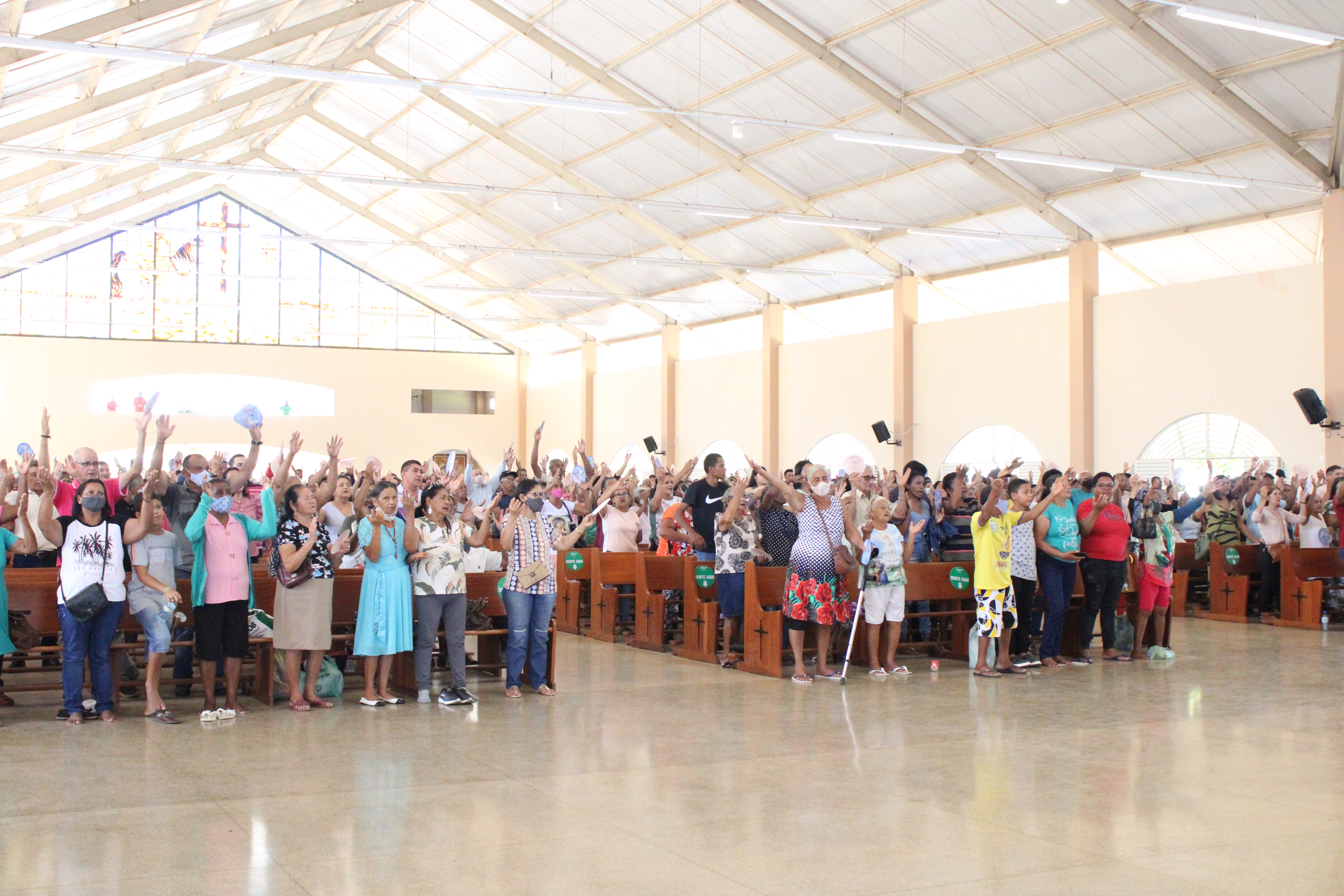 multidão de fiéis durante a Festa de Exaltação da Santa Cruz