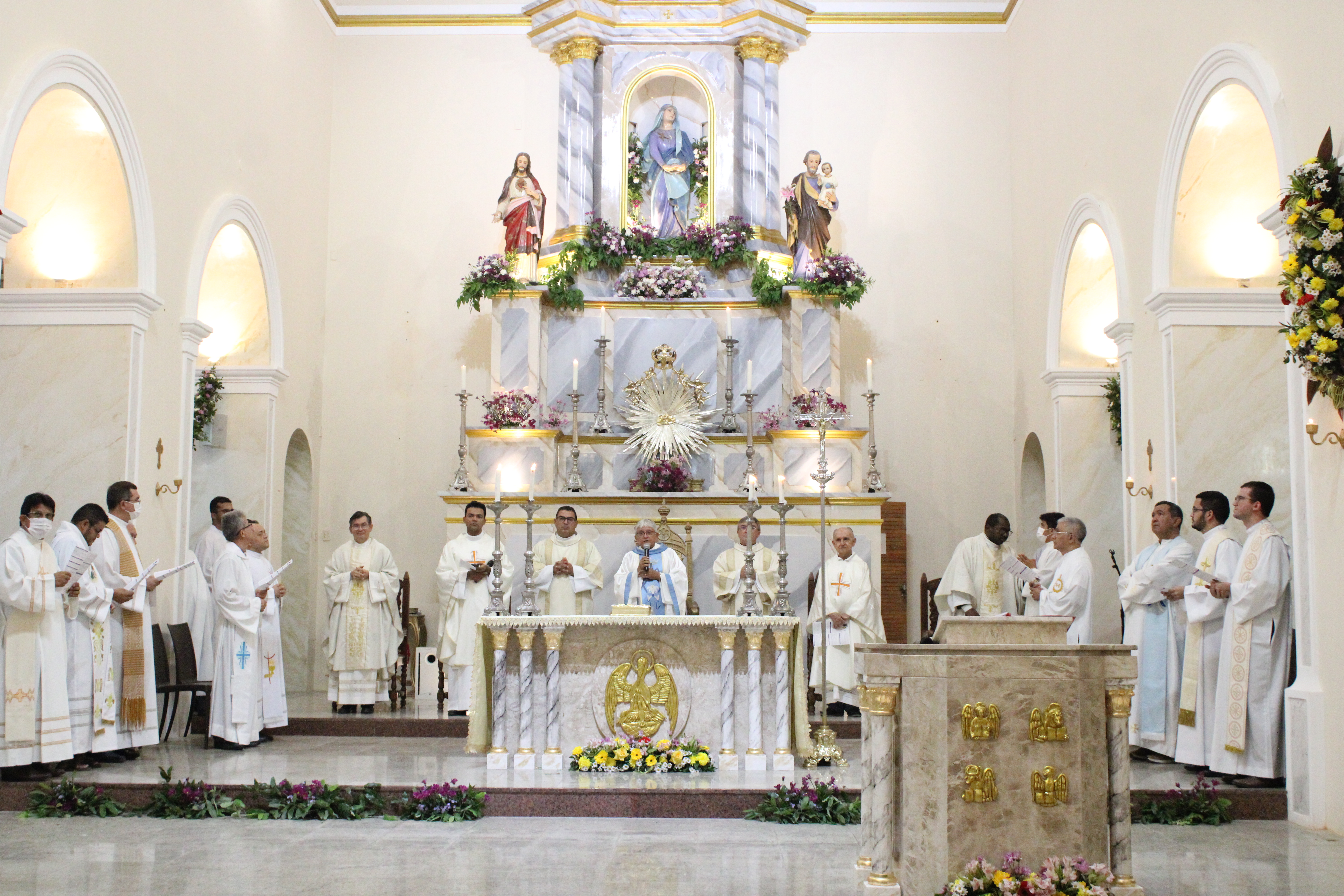 Celebração da Santa Missa presidida pelo padre Tony Batista