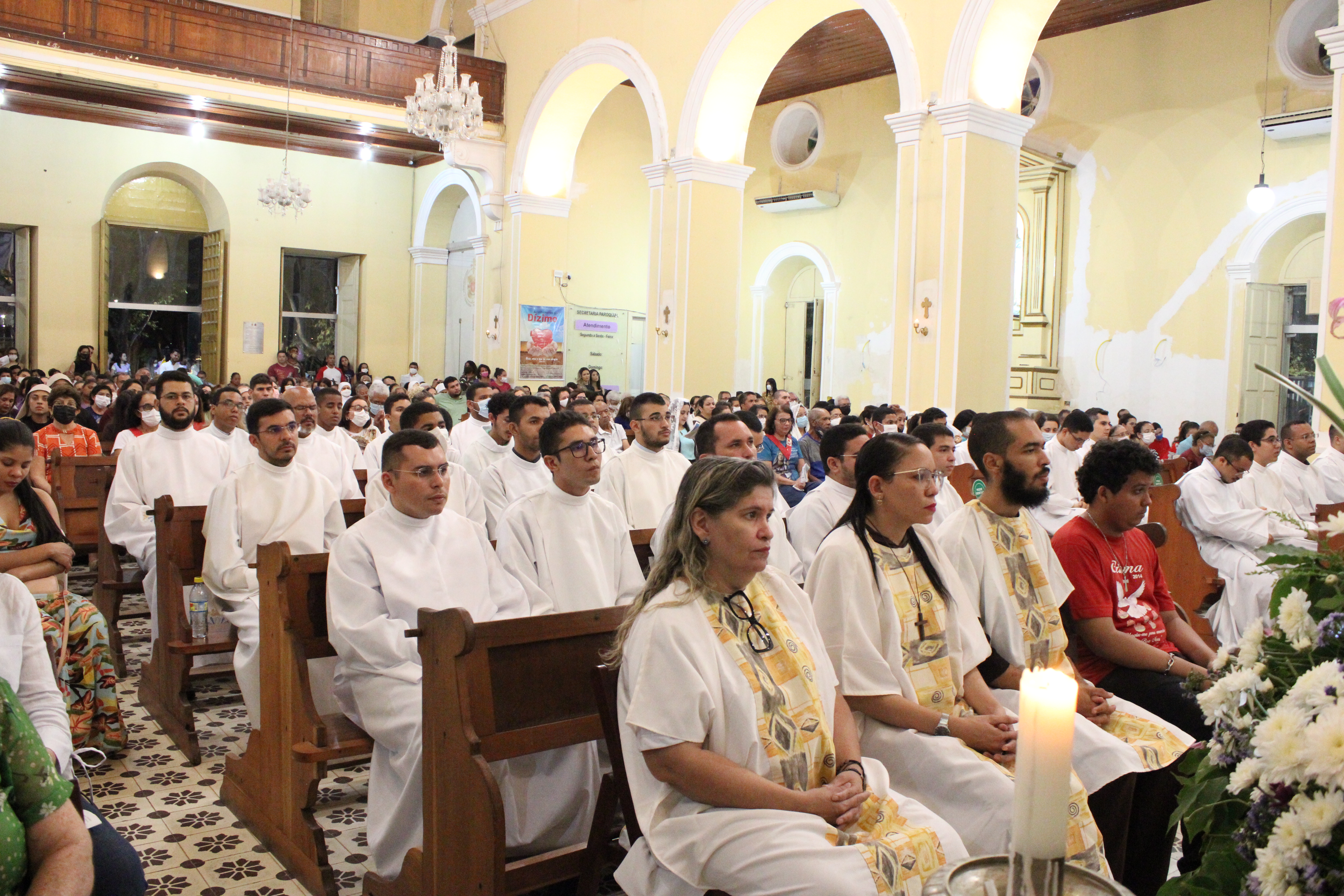 seminaristas da Arquidiocese de Teresina e fiéis durante a solenidade