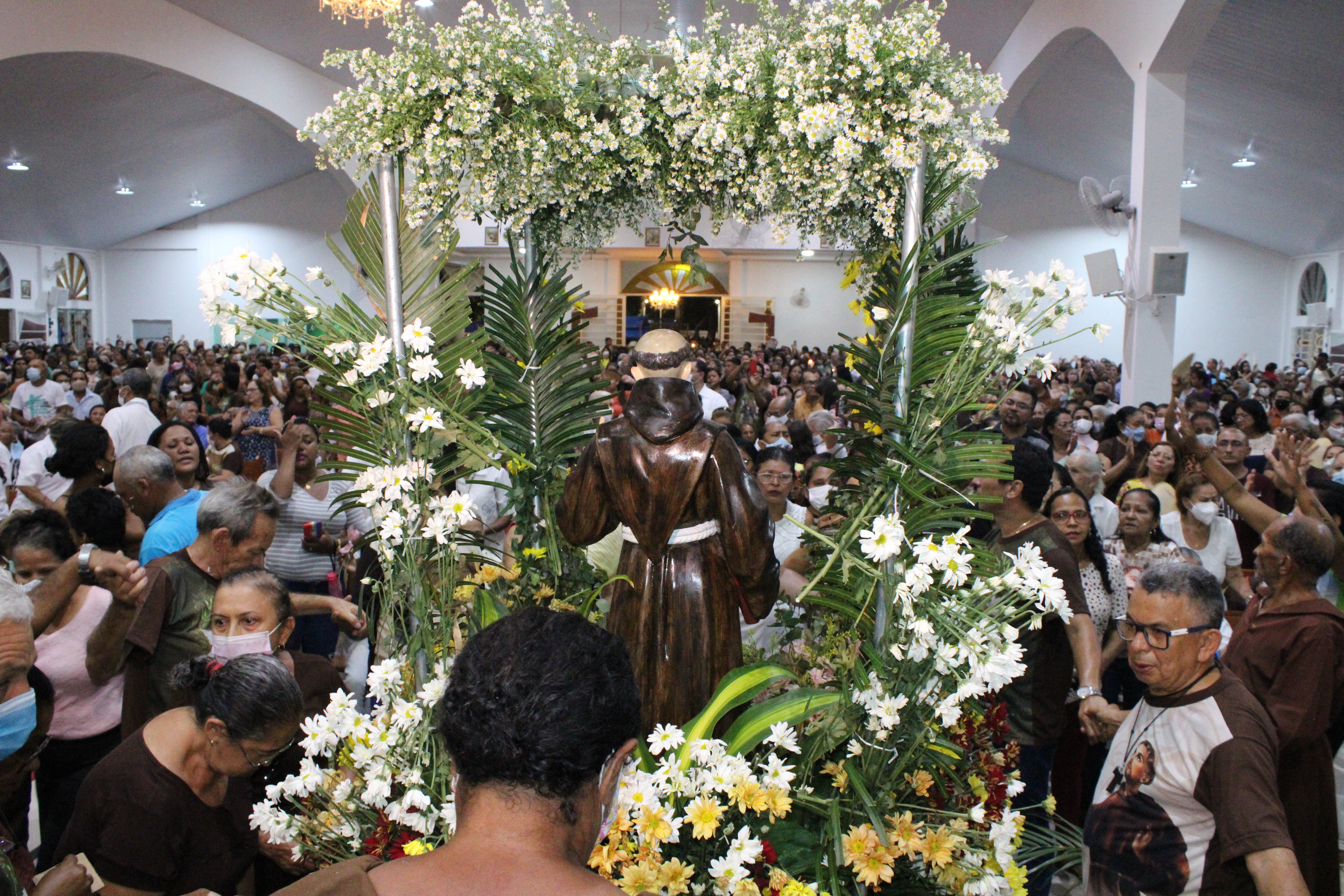 multidão de fiéis aguardando a chegada da imagem do Santo no Santuário