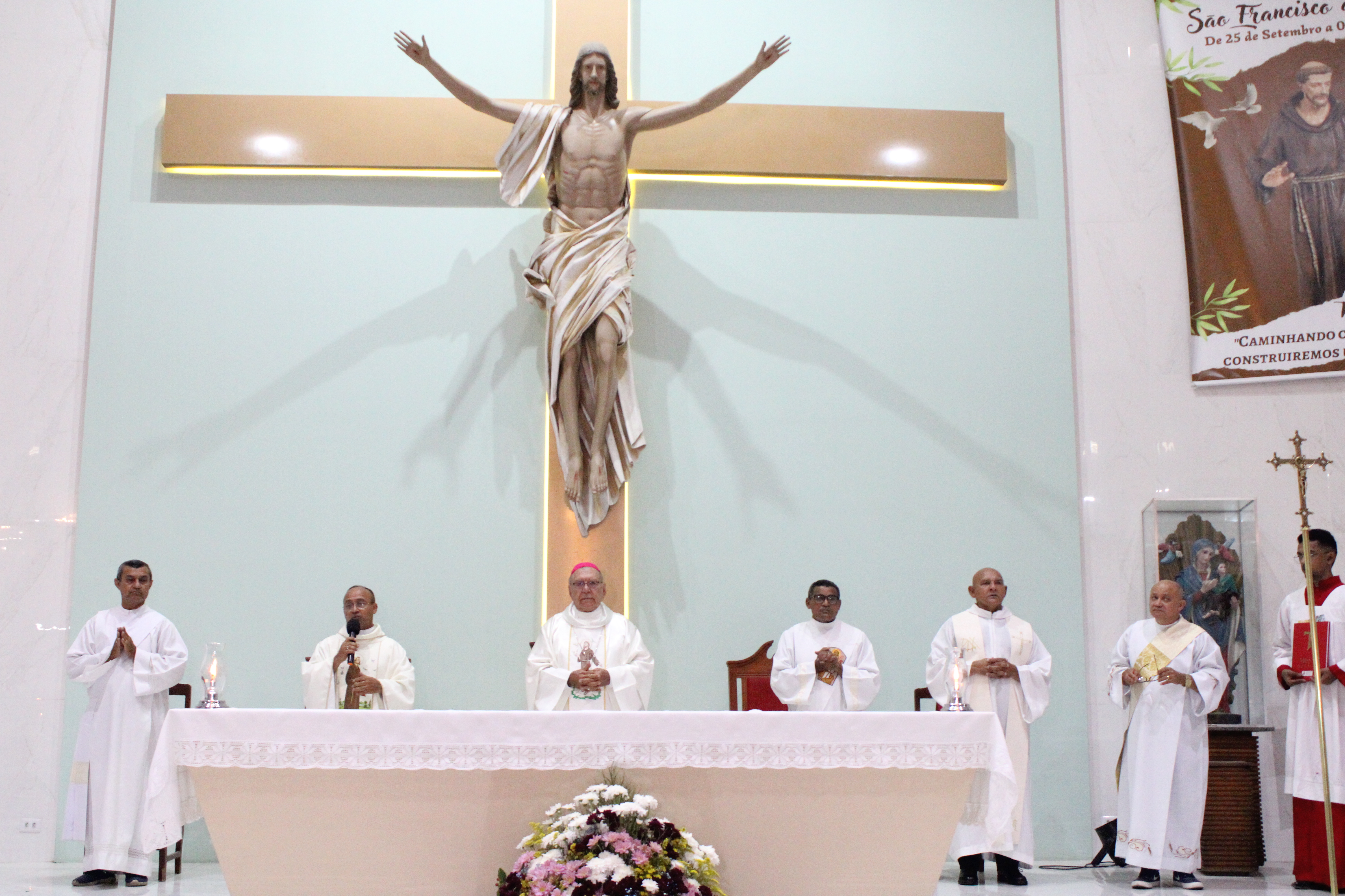 Arcebispo de Teresina e integrantes do clero arquidiocesano durante a Santa Missa