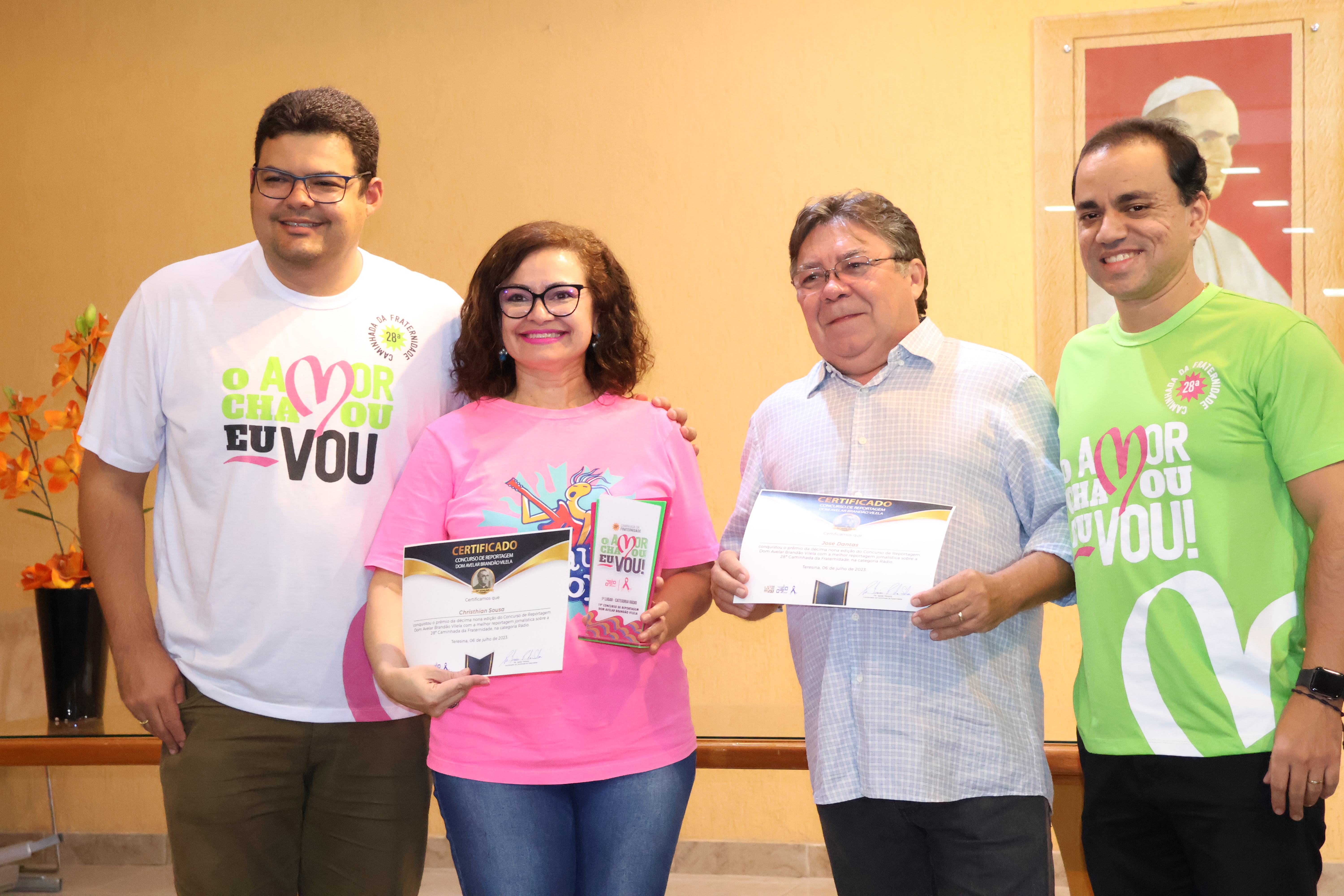 Equipe da Rádio Antares recebendo prêmio na categoria de rádio.