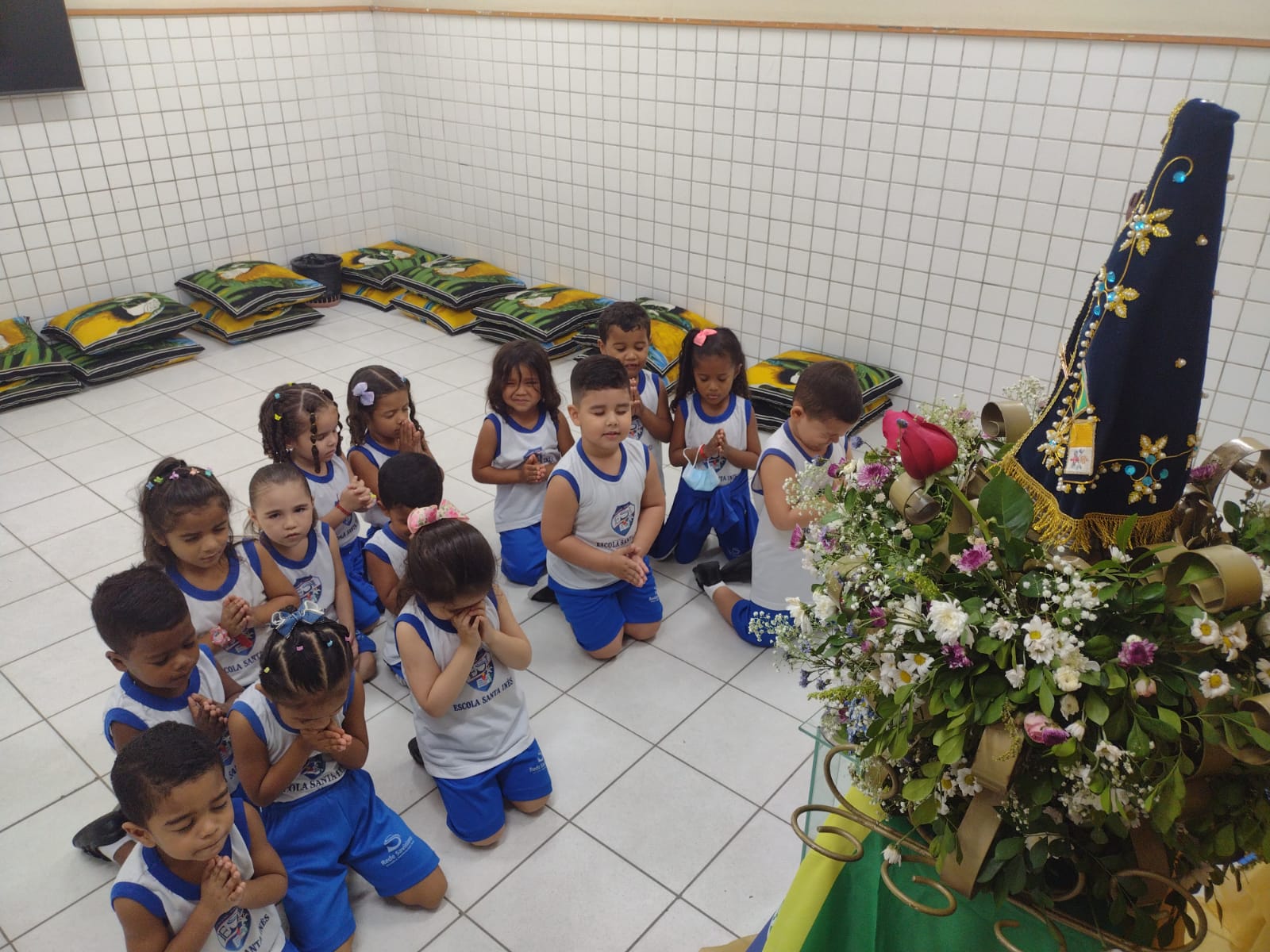 Imagem de Nossa Senhora visitando uma escola em Teresina 