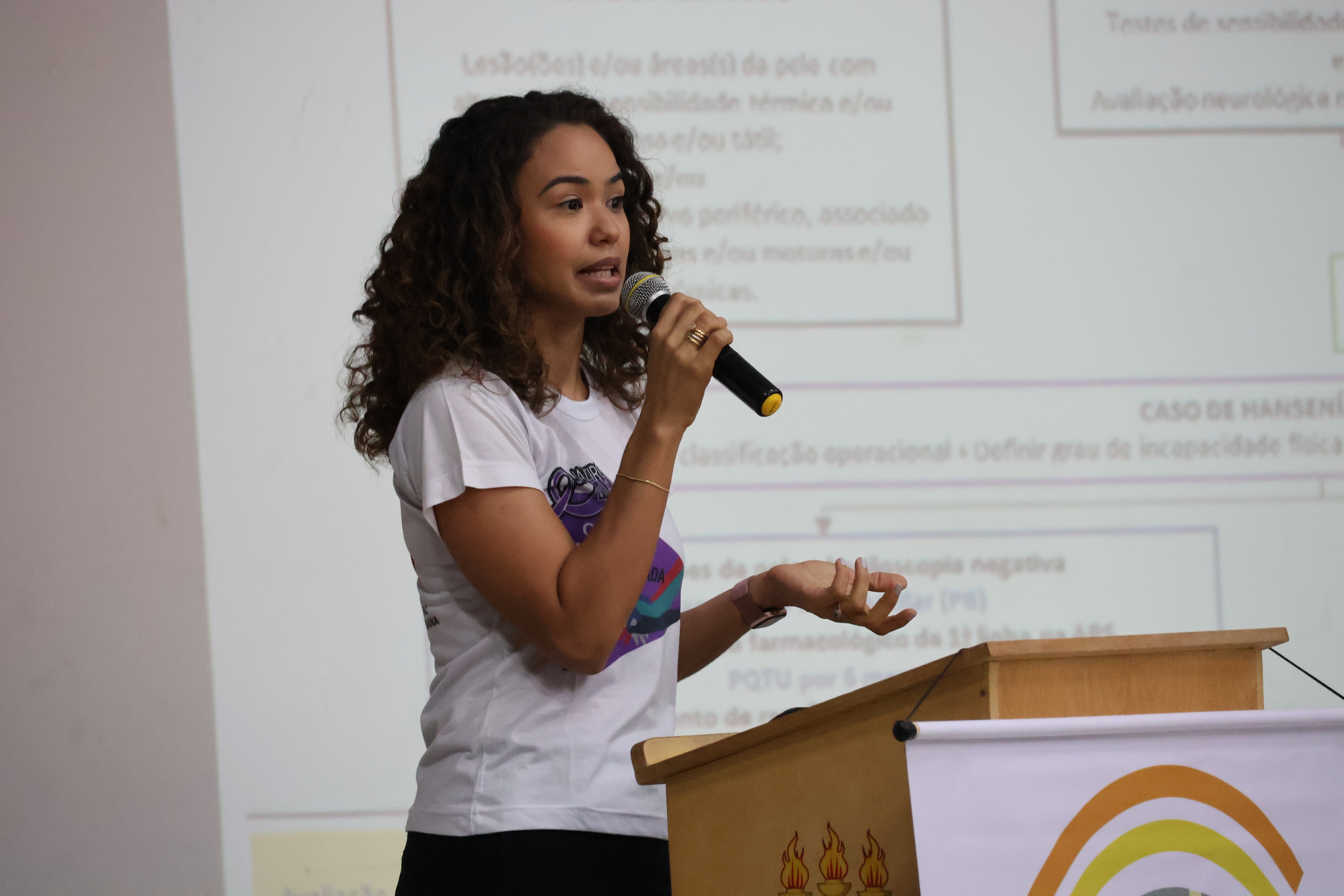 Sara Moura durante sua palestra sobre o teste rápido na hanseníase 