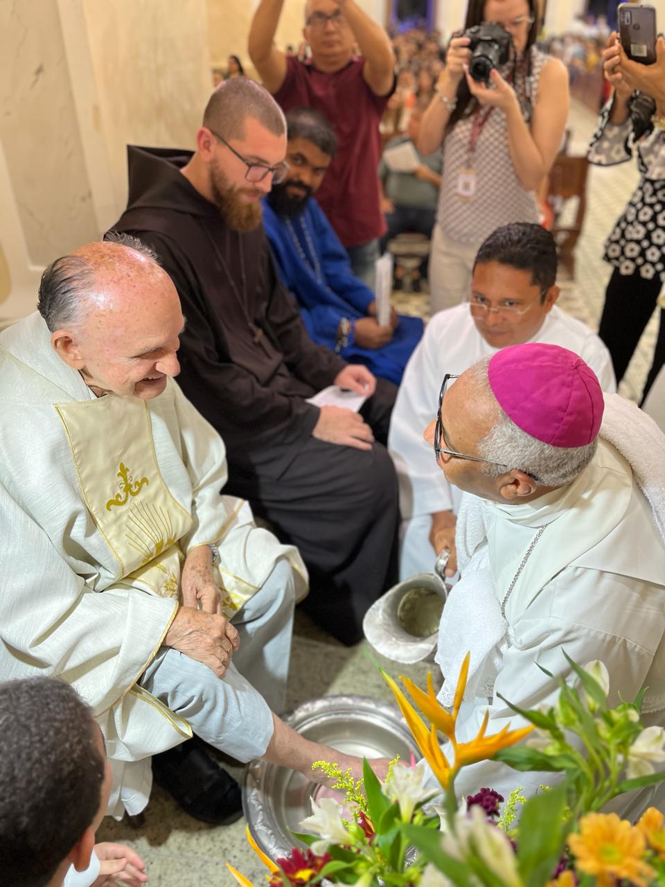 Arcebispo de Teresina lavando o pé dos fiéis durante a celebração da Ceia do Senhor. 