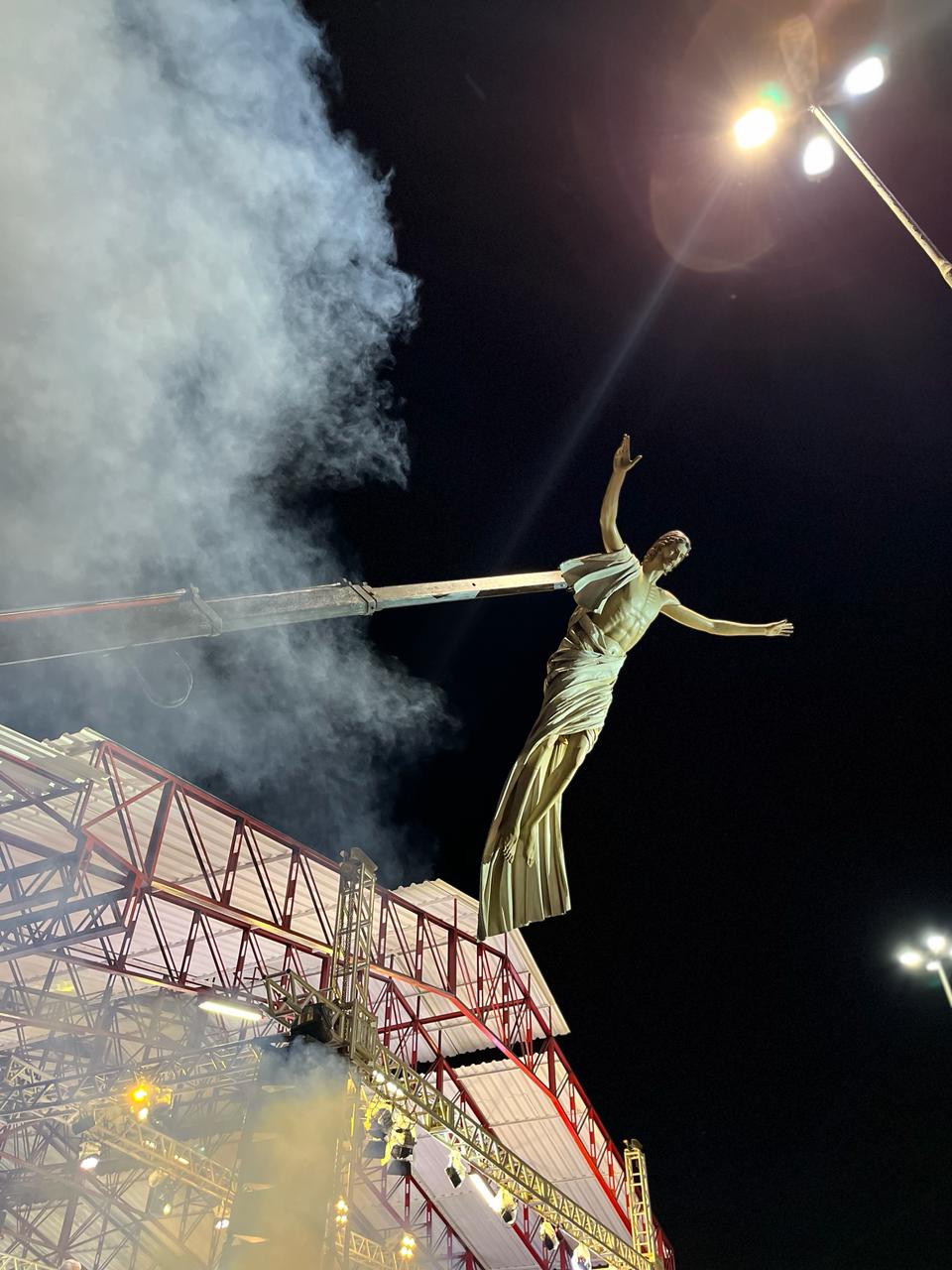 Momento em que a imagem do Cristo ressuscitado surge no céu durante a celebração da Santa Missa de Páscoa. 