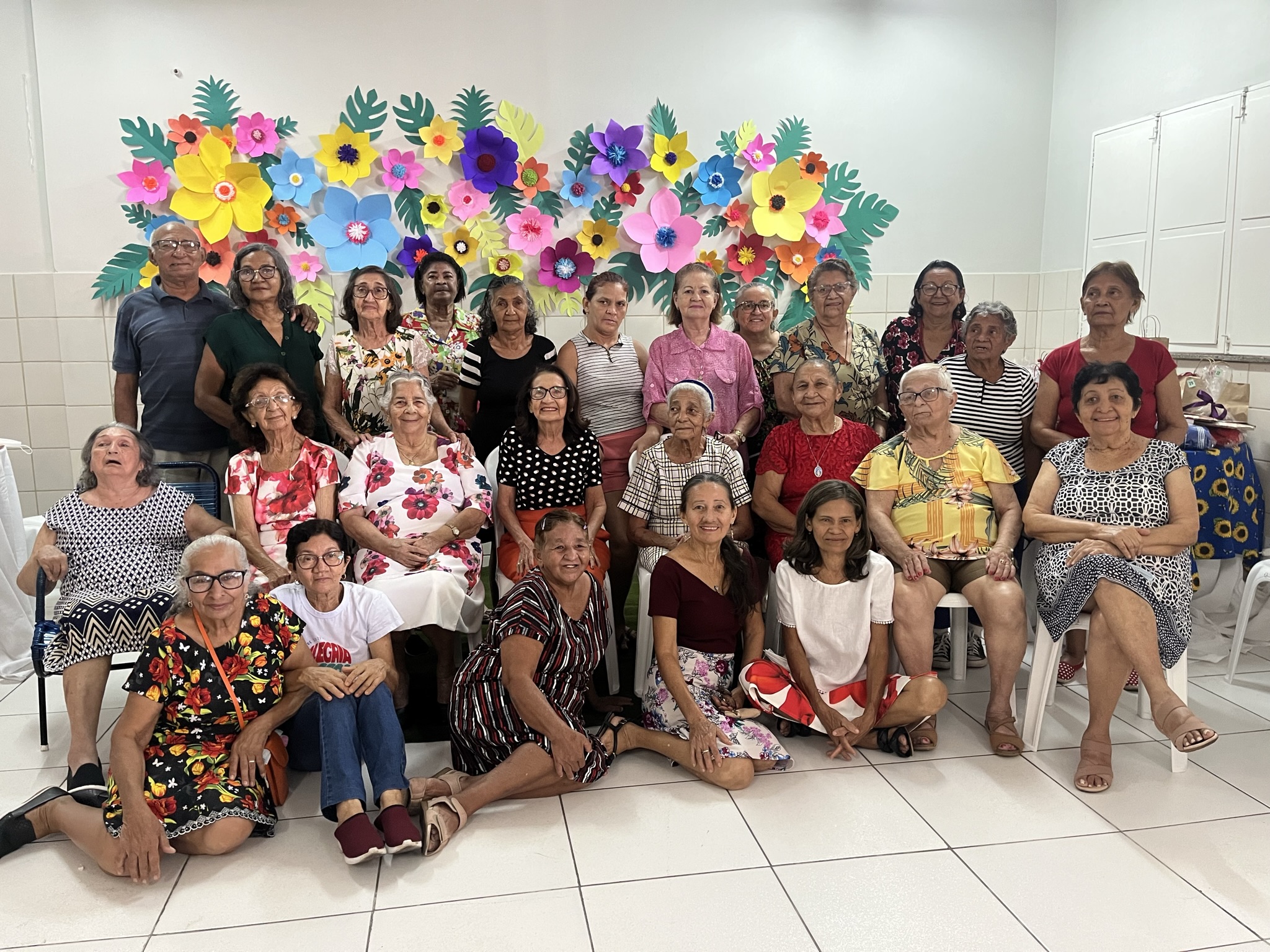 Idosos do atendidos pelo Lar de Santana durante uma ação realizada no local.