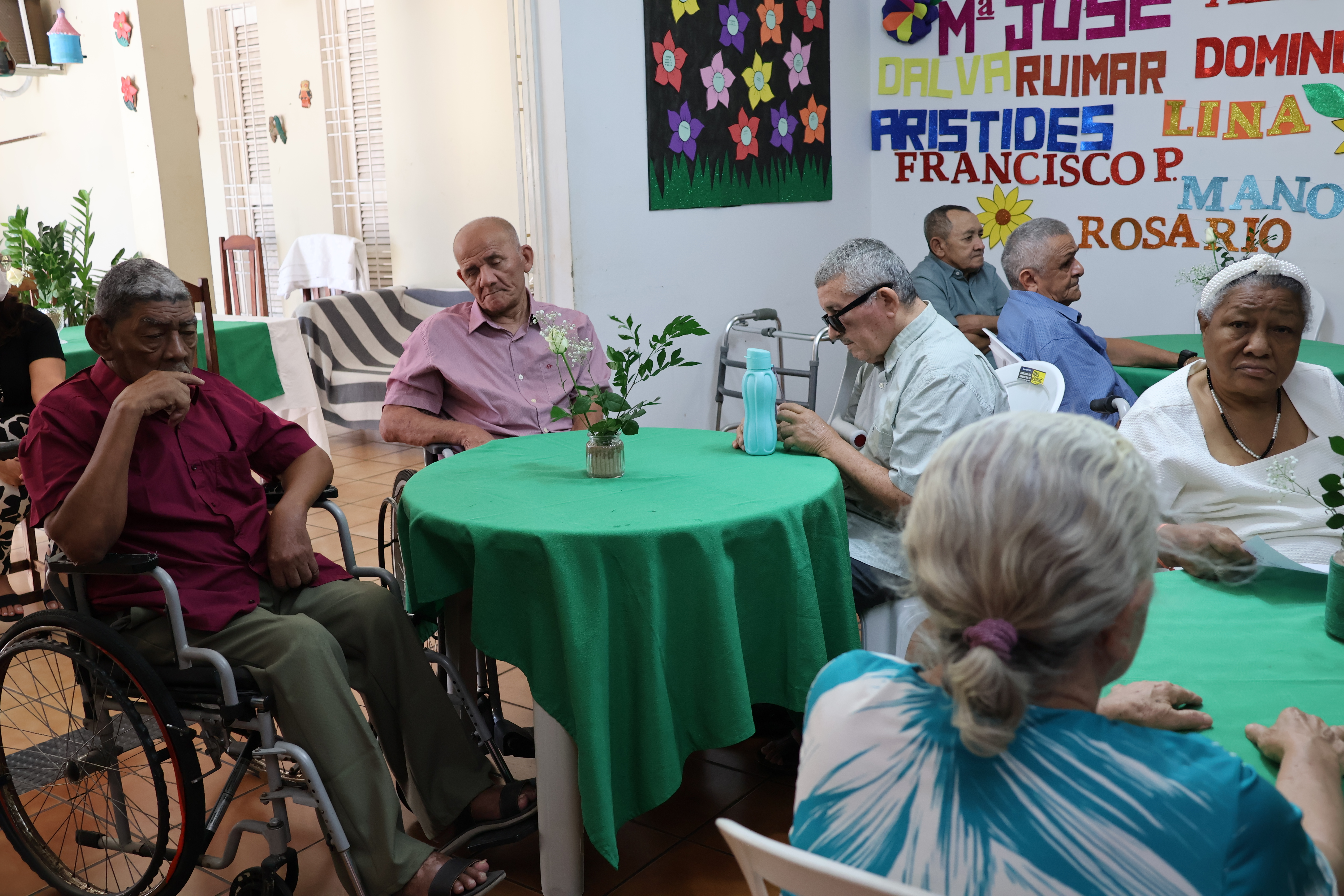 Idosos do Lar de Santana na comemoração do aniversário do Serviço.