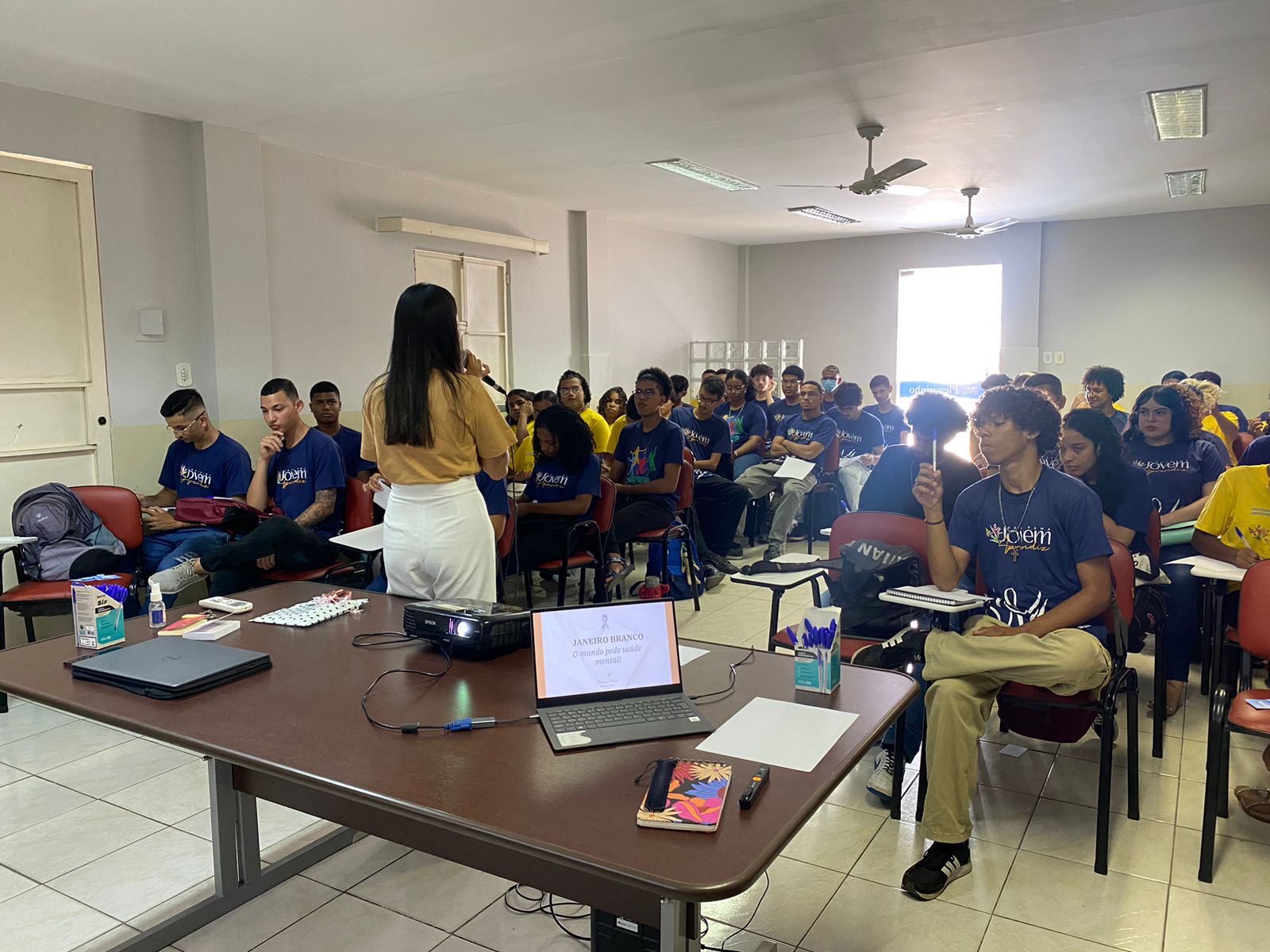 Assistidos pelo Programa Jovem Aprendiz durante formação.