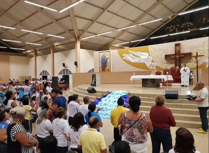 Fiéis reunidos no Santuário de Santa Cruz dos Milagres durante a 4ª Romaria das Famílias. 